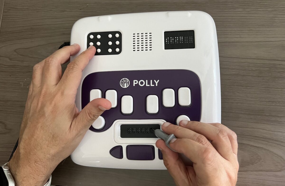 Foto del Polly, tecnología de la American Printing House (APH), que apoya el aprendizaje del Braille. La misma integra dos celdas Braille de gran tamaño, junto con una línea Braille de seis celdas de tamaño estándar con un teclado tipo Perkins y una innovadora regleta electrónica con un estilete.