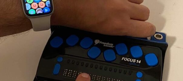 Foto que presenta el Apple Watch y a su lado la línea Braille Focus 14 con teclado tipo Perkins