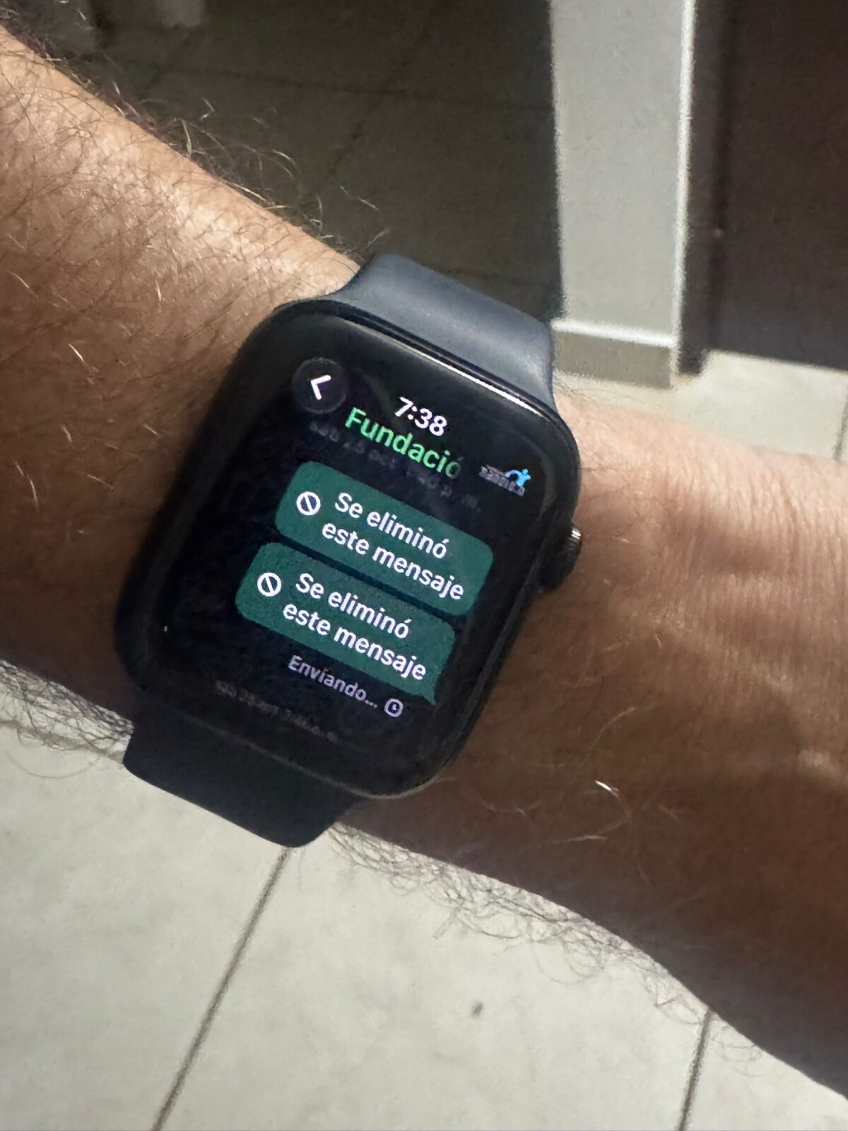 Foto que presenta el Apple Watch en la muñeca de Manolo con el app de WhatsApp.