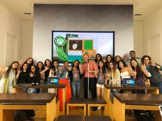 Foto de Manolo junto a varios de sus estudiantes del curso de asistencia tecnológica de la Universidad de Puerto Rico.