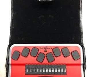 Foto del Braille Trail Reader LE. Línea Braille de 14 celdas con teclado tipo Perkins de la American Printing House (APH).