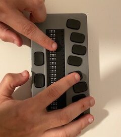Foto de la línea Braille Chameleon 20 de la APH. La misma integra un teclado tipo Perkins con 20 celdas y bocina con entrada de audífonos para opciones parlantes.
