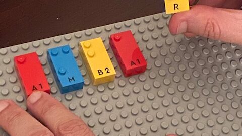 Foto de varios ladrillos Lego con las letras en Braille