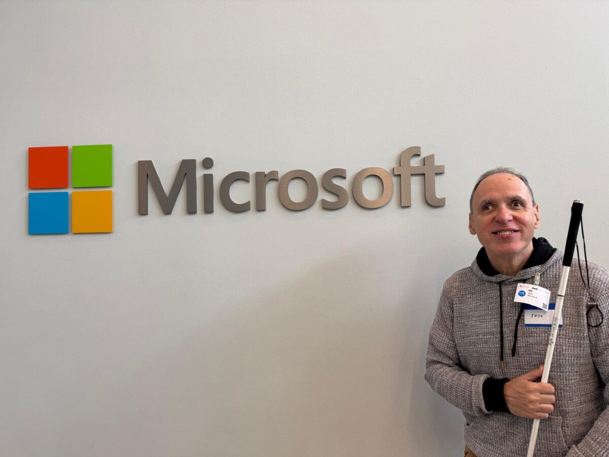 Foto de Manolo posando de pie en el área de conferencias del Campus de Microsoft.