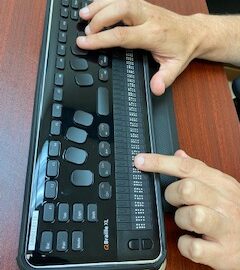 Foto del QBraille XL, línea Braille de 40 celdas con teclado tipo Perkins y teclas de función de un teclado QWERTY.